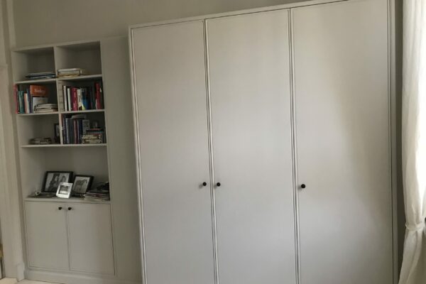 1 Indbygget reol og garderobeskab